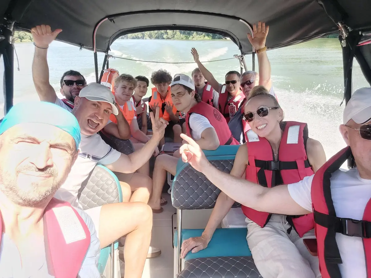 Turiști în excursie cu barca pe canalele Deltei Dunării